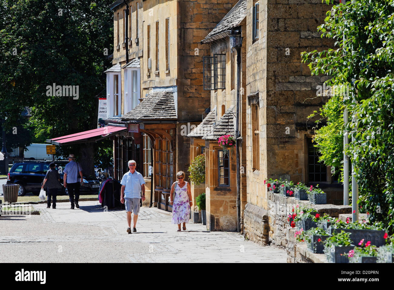 Menschen bei High Street, Broadway, Worcestershire, Cotswolds, England, Großbritannien, Europa Stockfoto