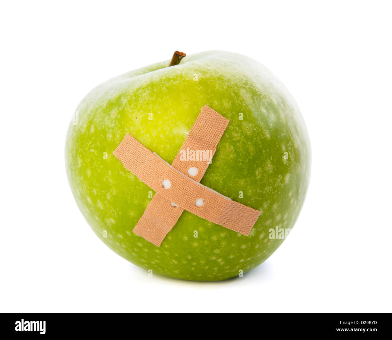 Apfel mit Gips vor weißem Hintergrund Stockfoto