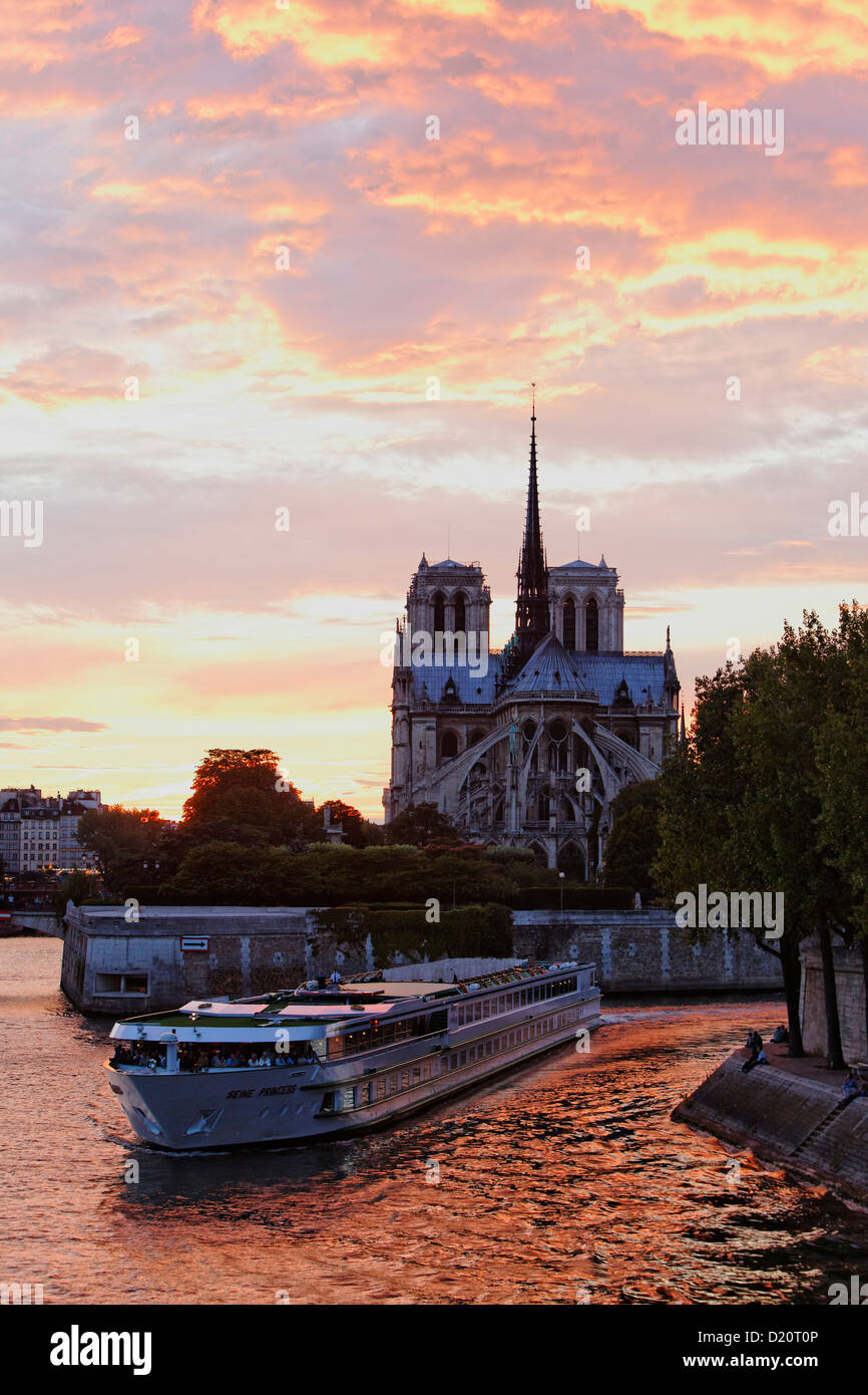 Ausflugsschiff auf der Seine mit Kathedrale Notre-Dame bei Sonnenuntergang, Paris, Frankreich, Europa Stockfoto