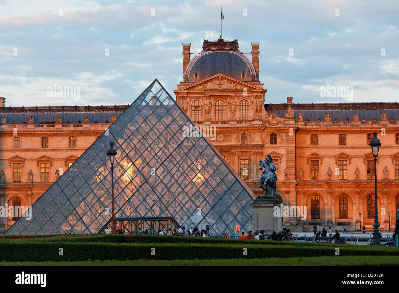 Louvre und die Pyramide von I.M. Pei im Abendlicht, Paris, Frankreich, Europa Stockfoto