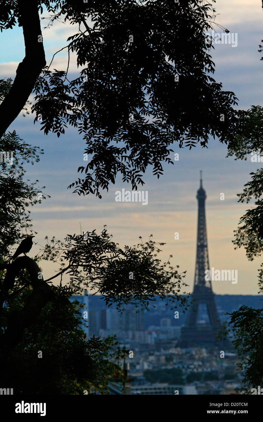 Eiffelturm gesehen von Montmartre bei Dämmerung, Paris, Frankreich, Europa Stockfoto