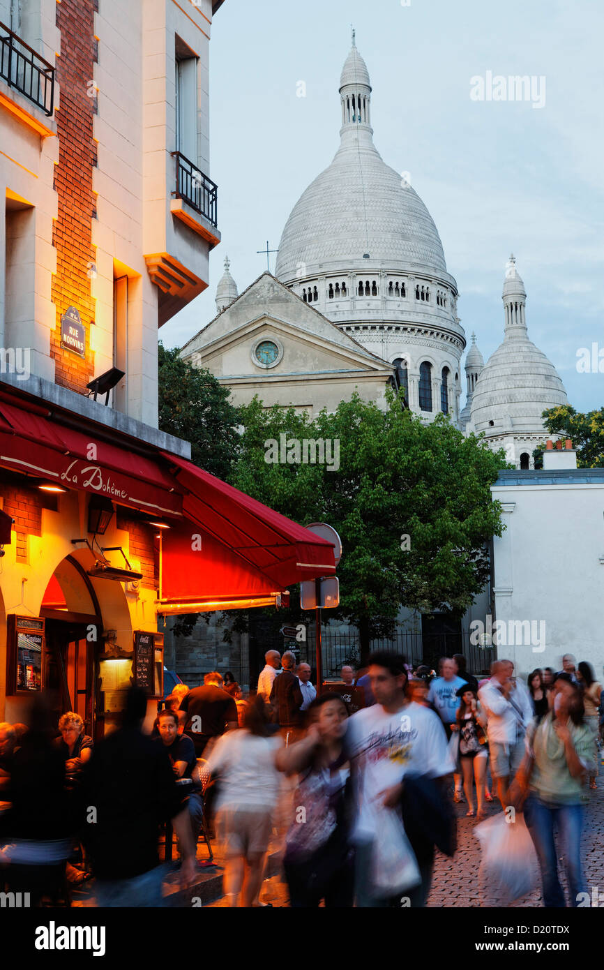 Place du Tertre und Sacre Coeur Basilika in den Abend, Montmartre, Paris, Frankreich, Europa Stockfoto