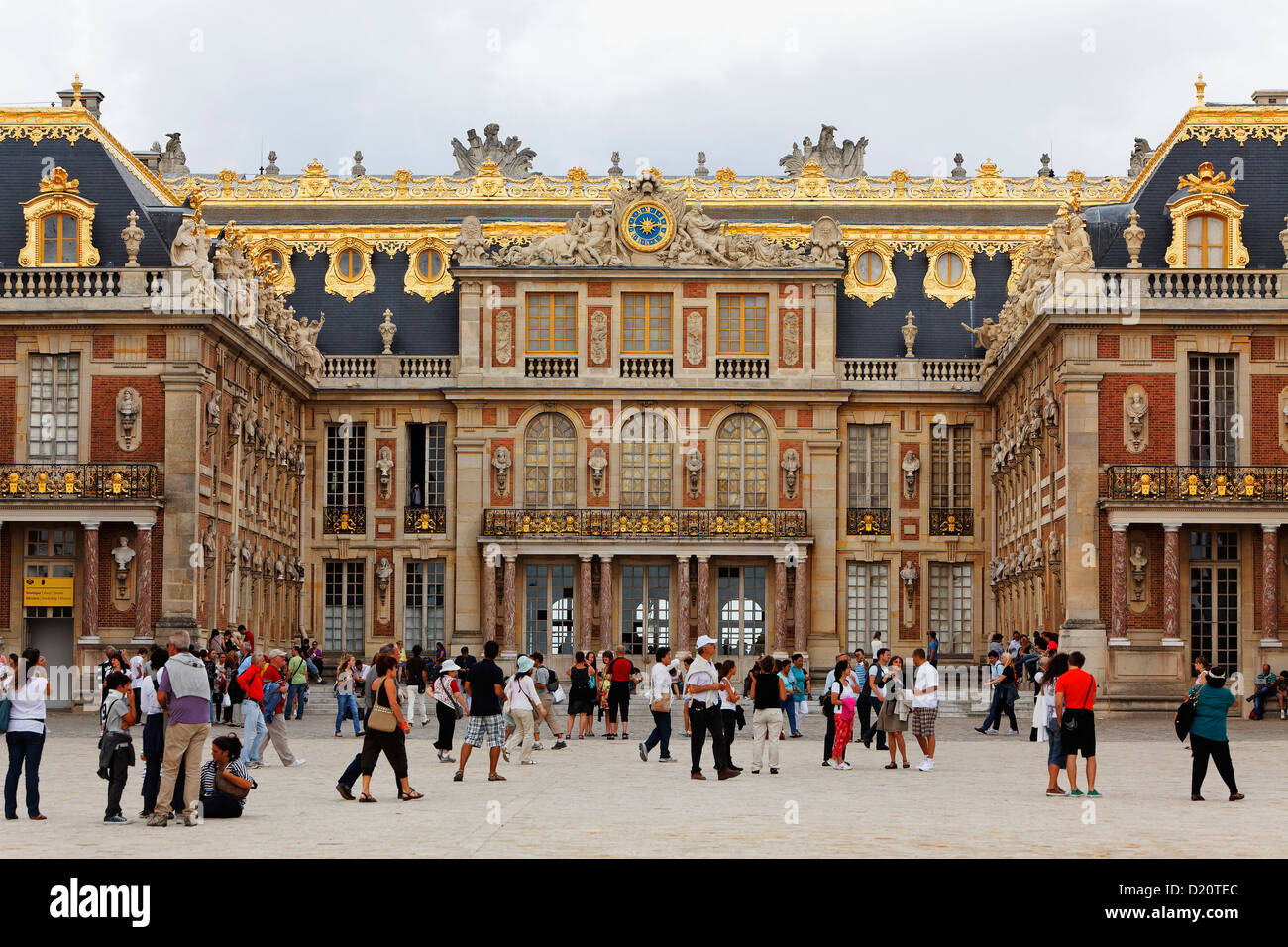 Menschen vor dem Schloss von Versailles, Ile-de-France, Frankreich, Europa Stockfoto