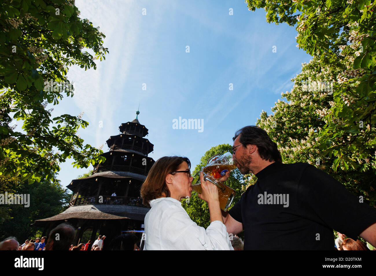 Menschen genießen einen sonnigen Tag im Biergarten Chinesischer Turm, Englischer Garten, München, Upper Bavaria, Bavaria, Germany, Eu Stockfoto