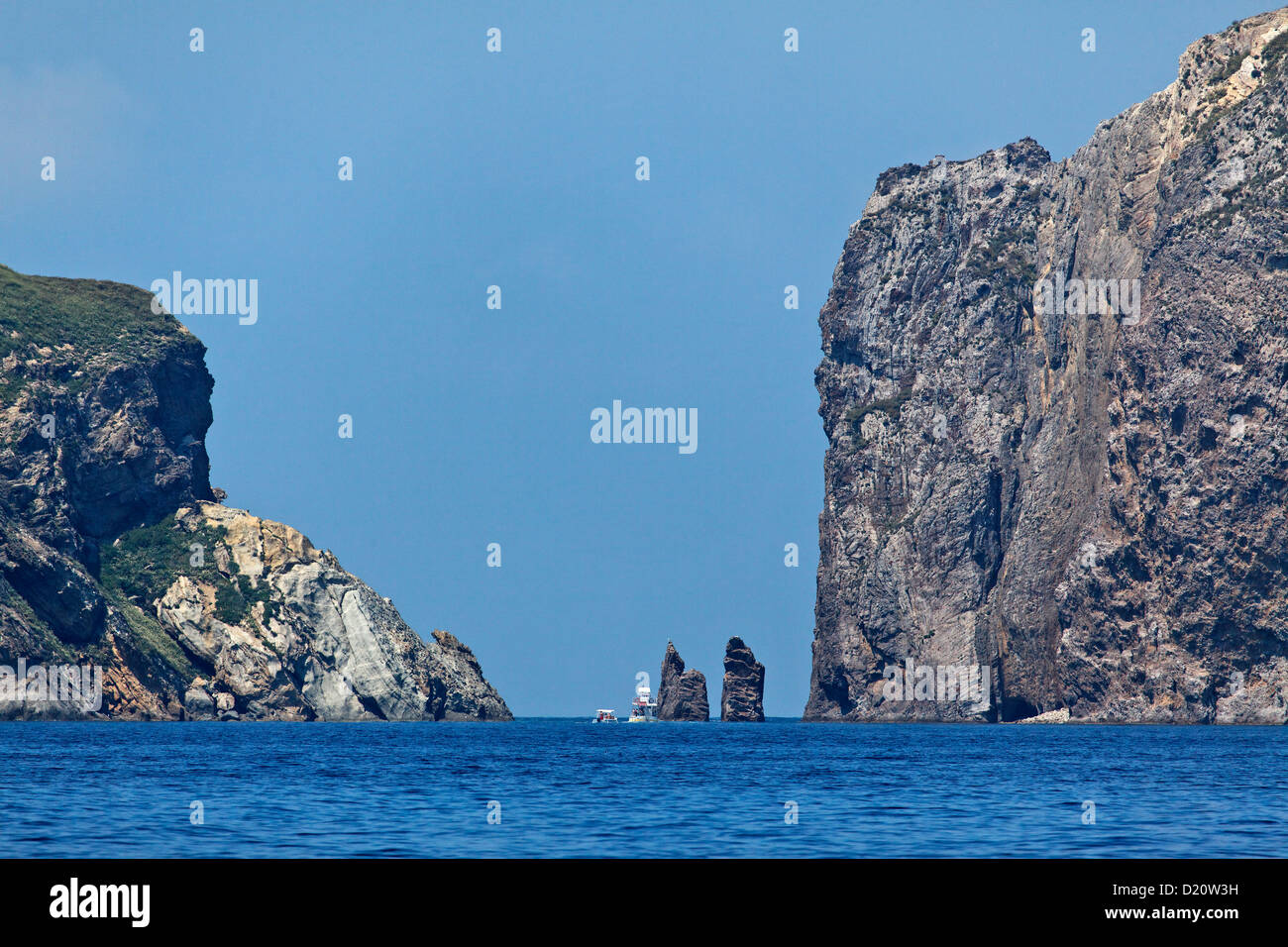 Felsenküste im Sonnenlicht, Faraglioni Lucia Rosa Insel Ponza Pontinischen Inseln, Lazio, Italien, Europa Stockfoto