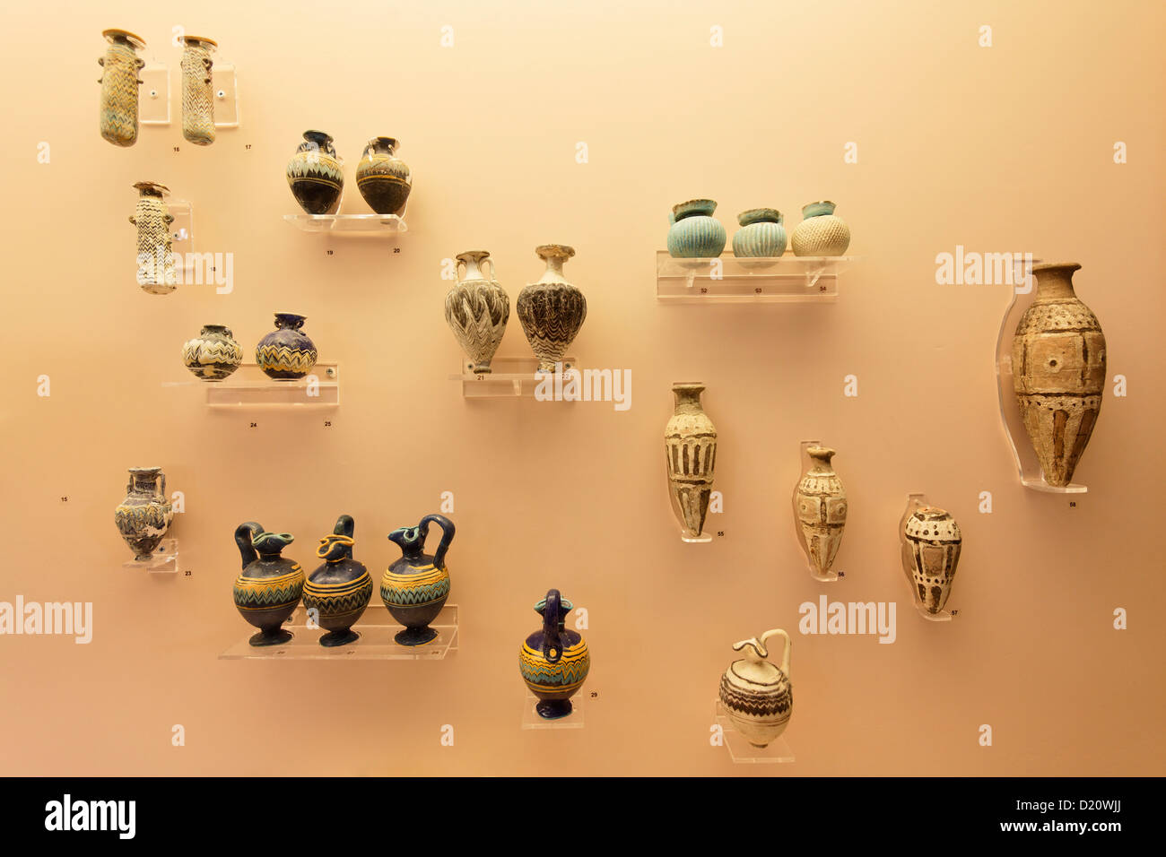 Anzeigen von alten Vasen und Amphores, Archäologisches Museum, Rhodes Town, Rhodos, Dodekanes, Griechenland, Europa Stockfoto