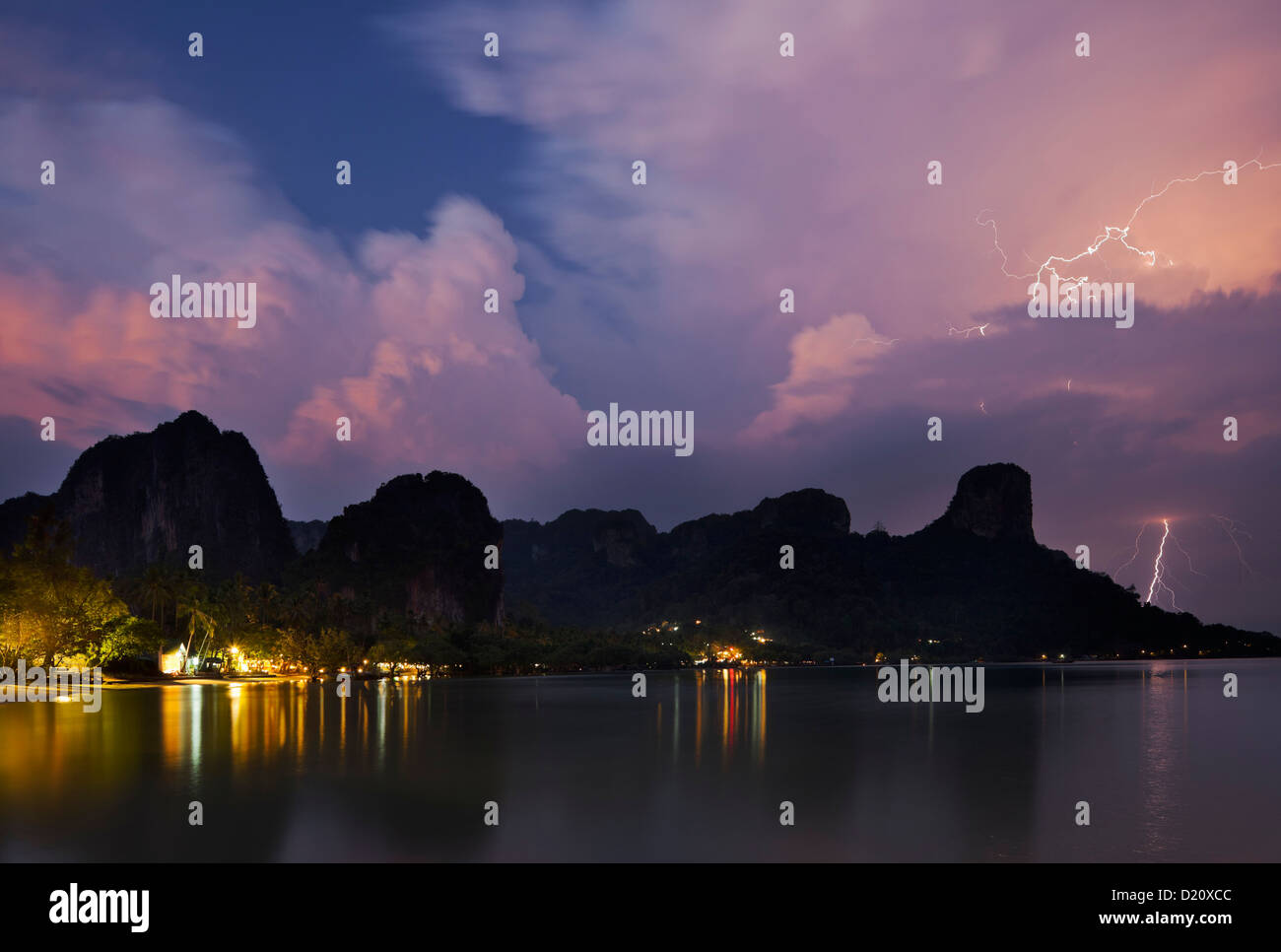 Gewitter am Railey East Beach, Ao Nang, Krabi, Thailand Stockfoto