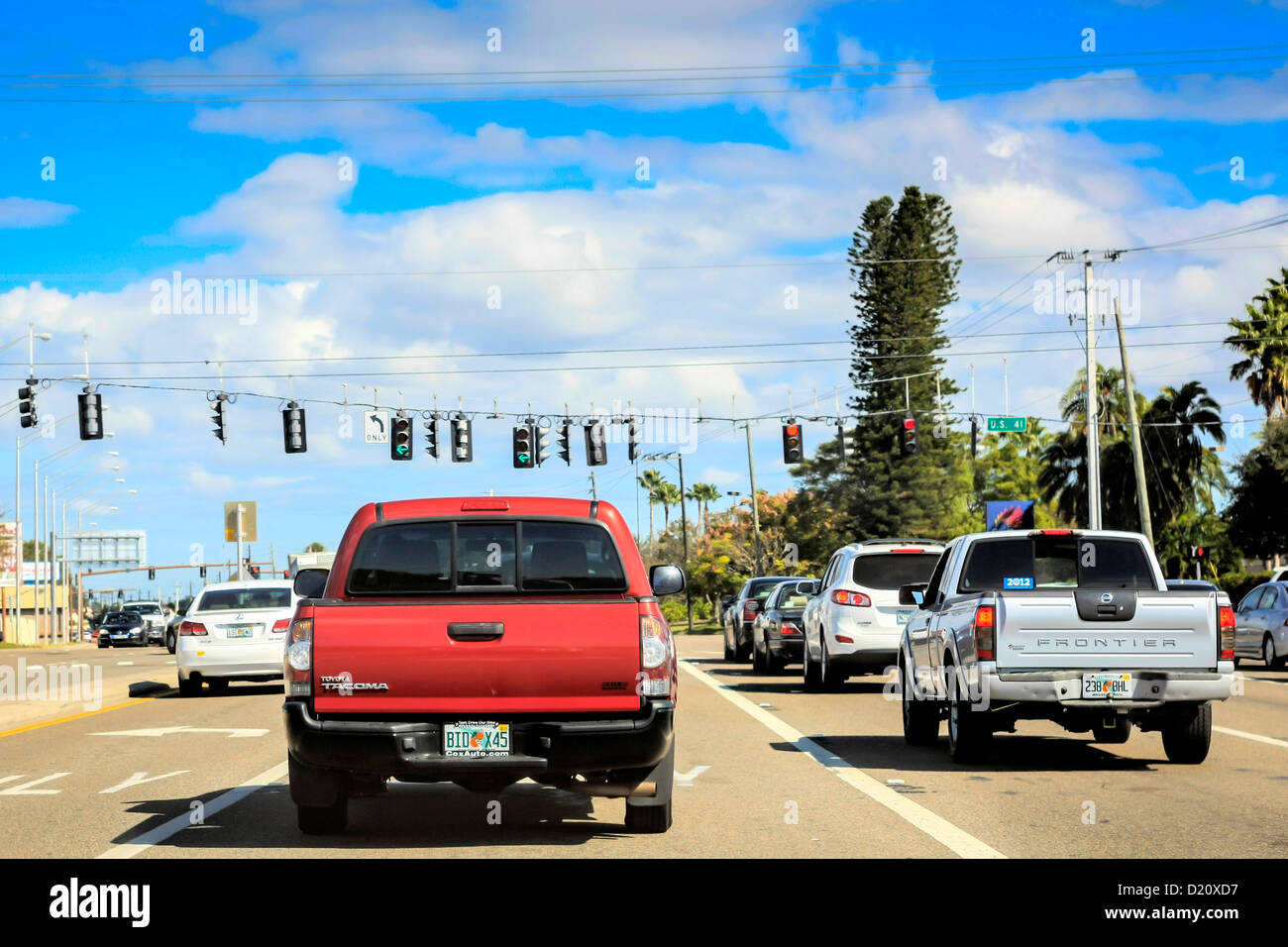Fahrzeuge an einer Kreuzung auf US41 N Tamiami Trail in Sarasota Florida Stockfoto