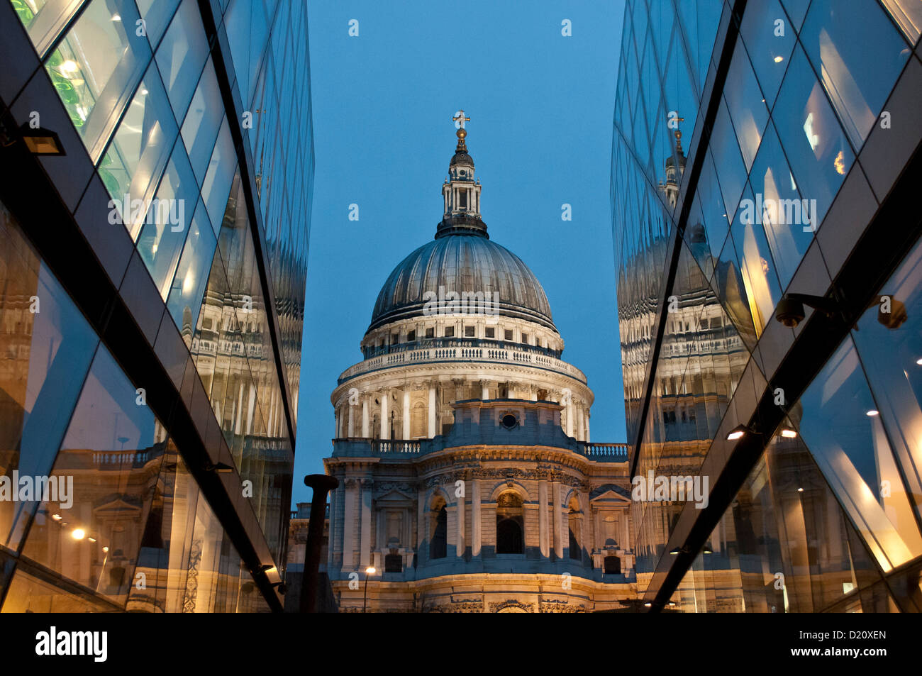 St. Pauls Cathedral mit Reflexionen in eine neue Änderung Shopping Centre, London, UK Stockfoto