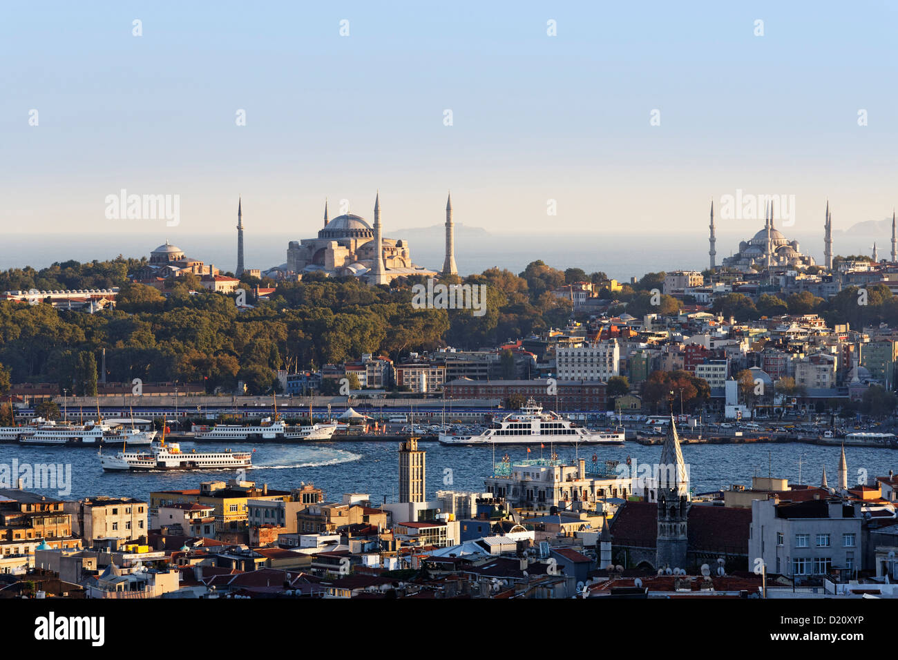 Türkei, Istanbul, Blick von Beyoglu über goldene Horn mit Hagia Sophia und die Sultan-Ahmed-Moschee Stockfoto