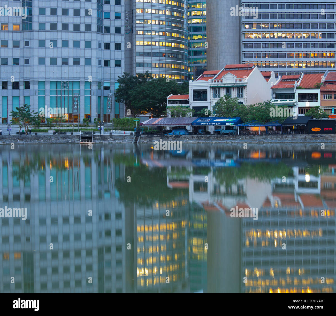 Boat Quay mit Fluß im Abend, Financial District, Singapore River, Singapur Stockfoto