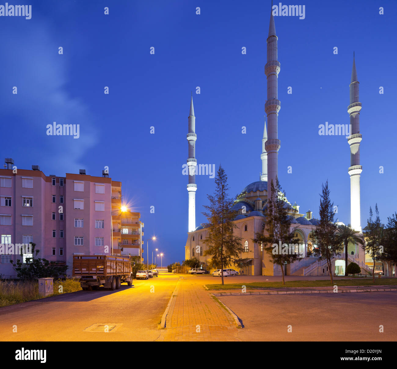 Wohnhäuser und Moschee in Manavgat, Antalya, türkische Riviera, Türkei Stockfoto