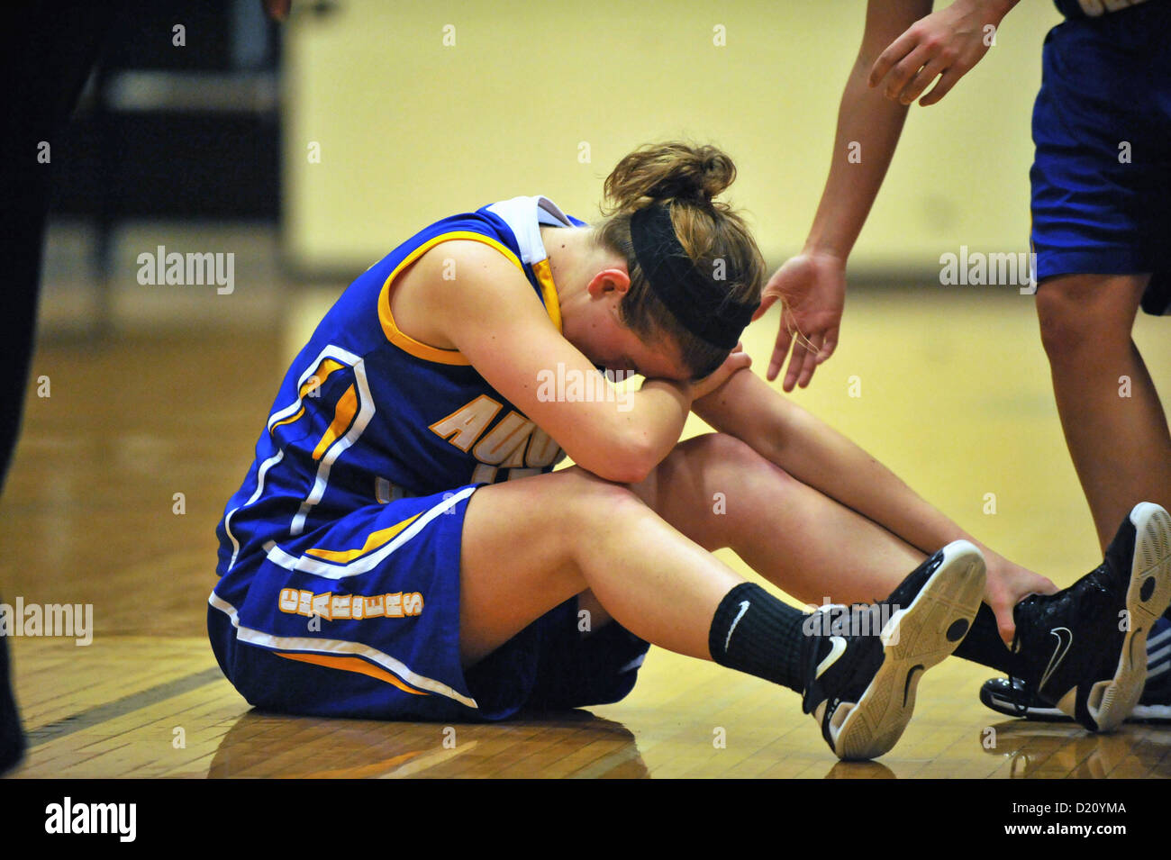 Player reagiert auf die Punkte, die versichern Niederlage Mannschaftskamerad ihr Team erreicht ihr auf die Füße zu helfen. USA. Stockfoto