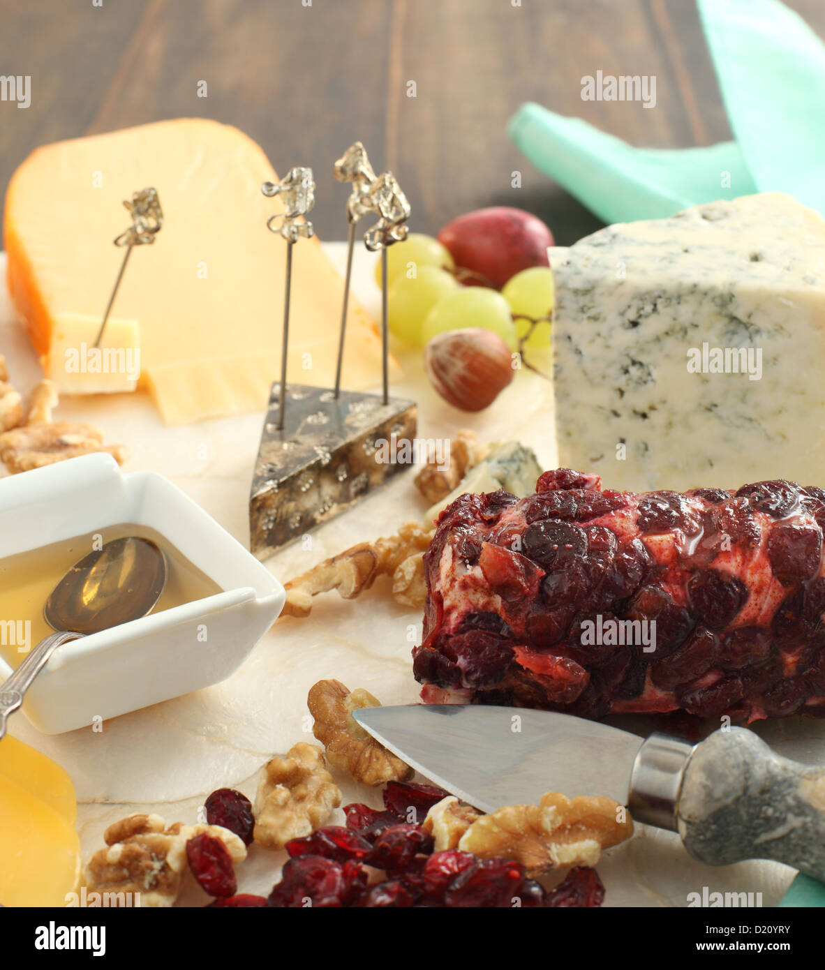 Käse vom Brett mit Trauben, getrocknete Preiselbeeren, Honig und Nüssen Stockfoto