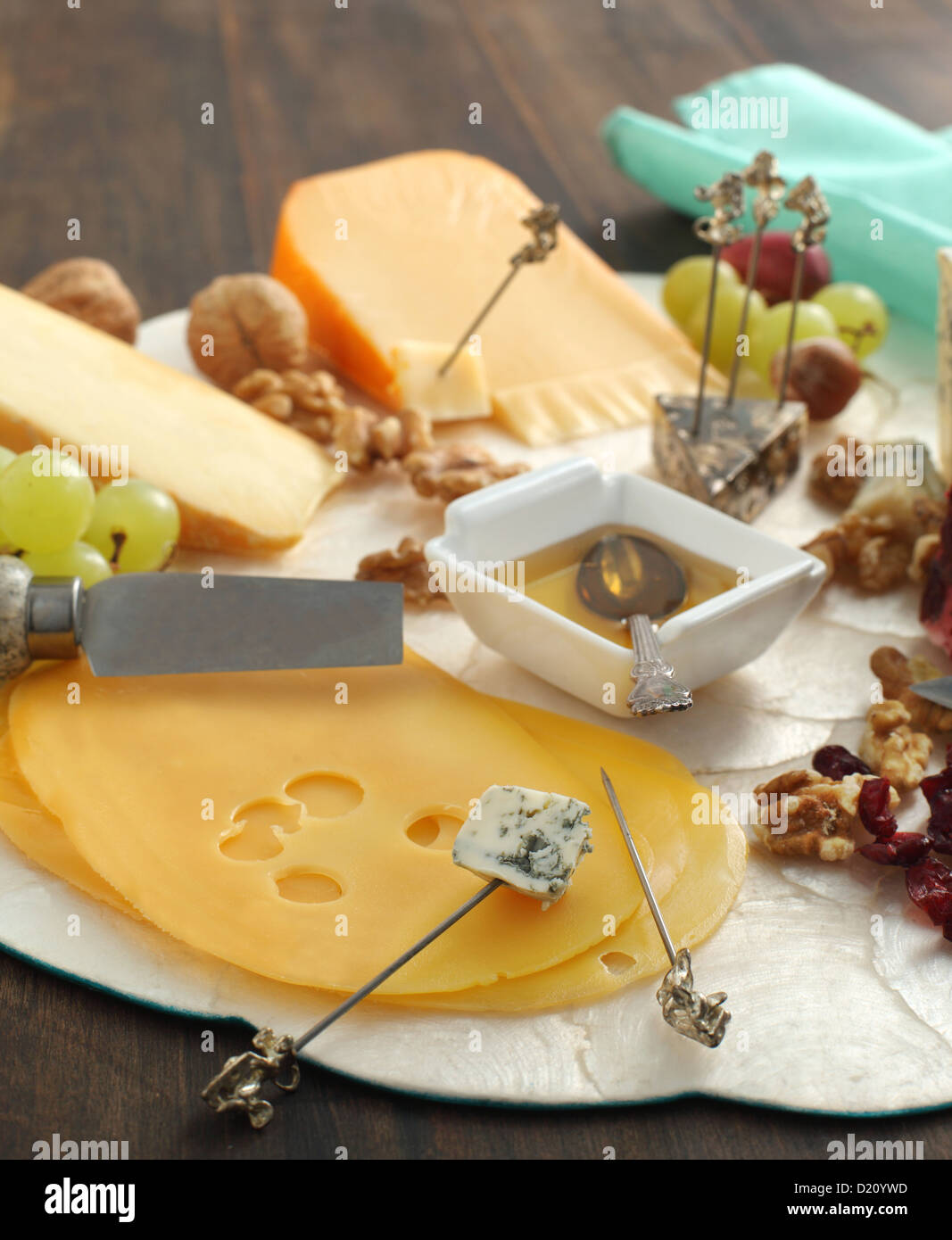 Käse vom Brett mit Trauben, getrocknete Preiselbeeren, Honig und Nüssen Stockfoto