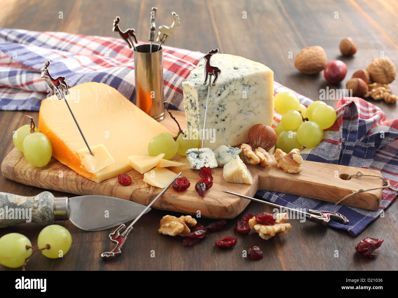 Käse vom Brett mit Trauben, getrocknete Preiselbeeren und Nüssen Stockfoto