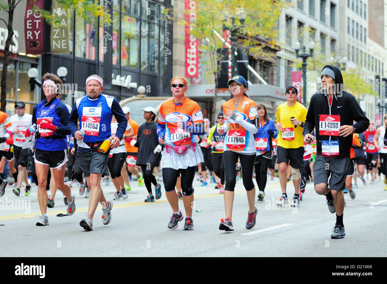 USA Illinois Chicago. Die 2012 und 35th Chicago Marathon Läufer auf der State Street ungefähr zwei Meilen in den Kurs. Stockfoto