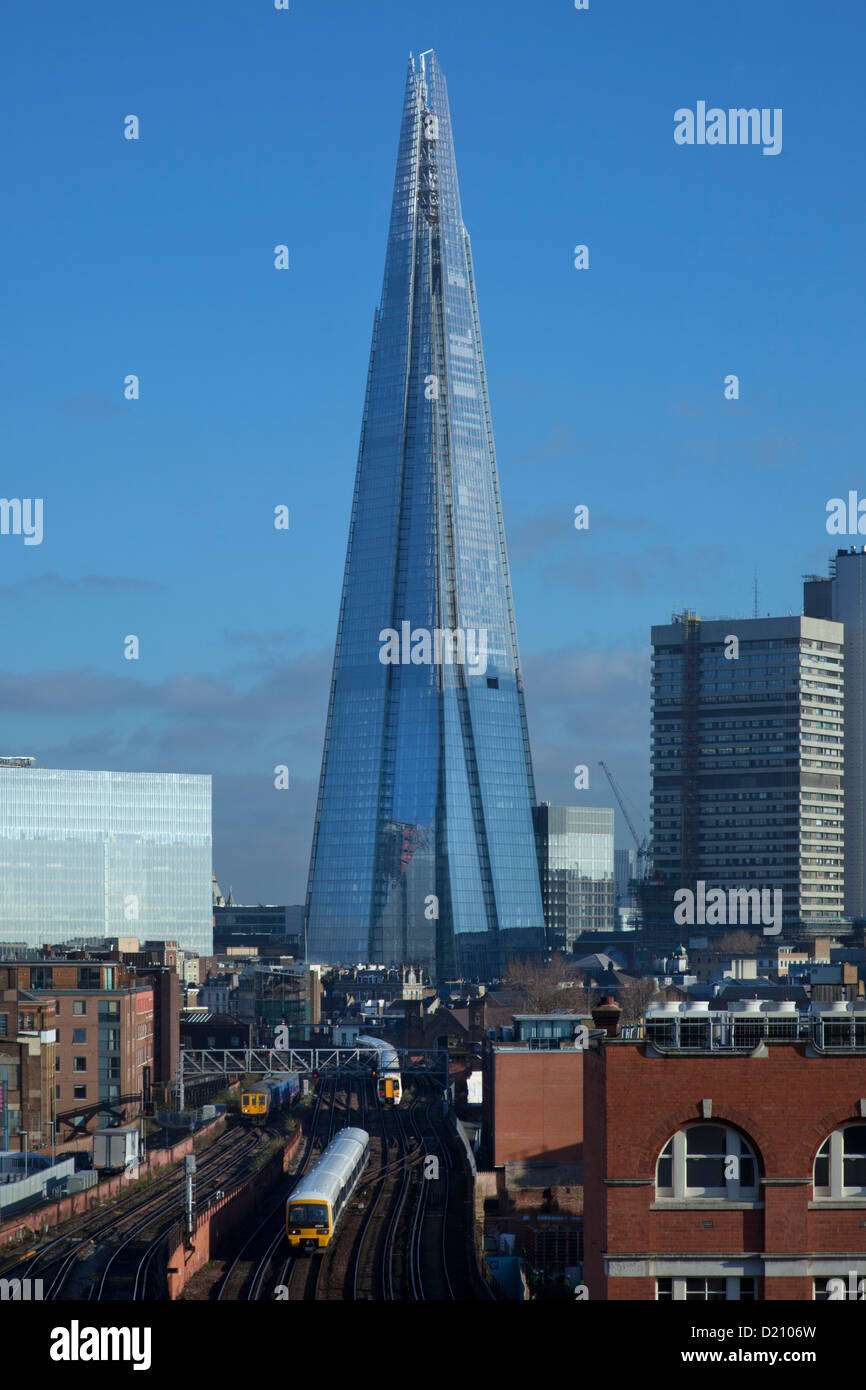 Shard Gebäude und Eisenbahn-Linie, von hohen Aussichtspunkt Southwark, London, England Stockfoto