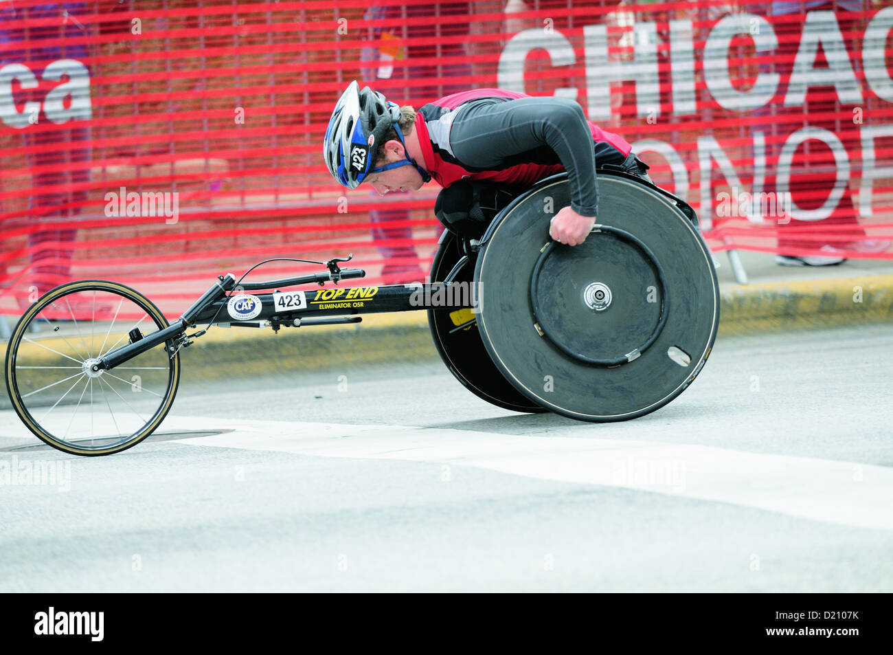 USA Illinois-Chicago 2012 35. Chicago Marathon Rollstuhl Konkurrent nähert sich den 26-Mile-Punkt bei den Verhandlungen über Michigan Avenue Stockfoto