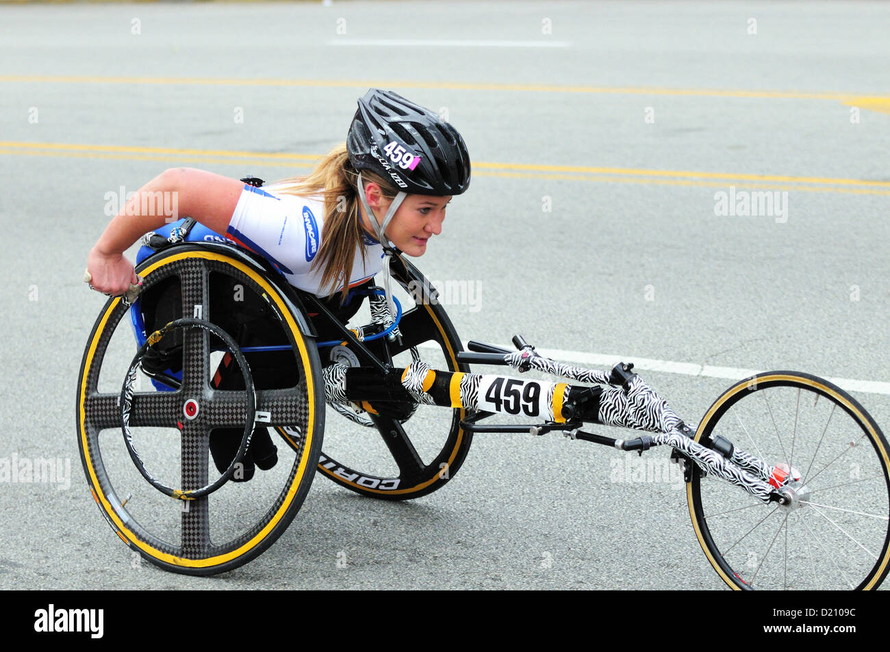 USA Illinois Chicago 2012 35. Chicago Marathon Rollstuhl, die Mitbewerber beharrt nähert sich den 26-Mile-Punkt Stockfoto