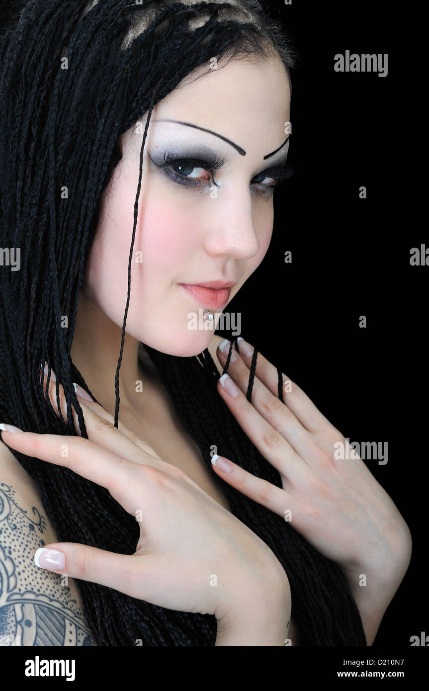 Porträt des jungen tätowierte stilvolle Frau mit dreadlocks Stockfoto