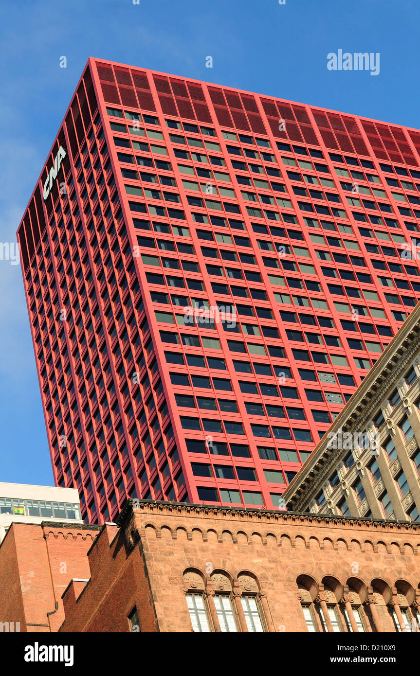 Chicago, Illinois, USA. Das 333 erbaute South Wabash Building (ehemals CNA Center) erhebt sich über die Skyline von South Loop und die Michigan Avenue. Chicago. Stockfoto