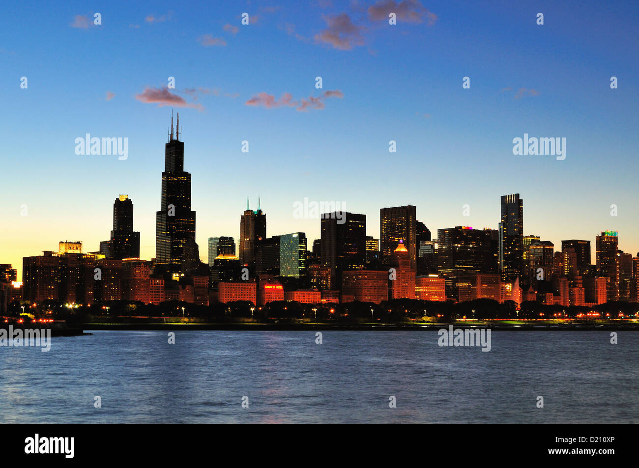 USA Illinois Chicago Loop Willis Tower (ehemals Sears Tower) dominieren die Skyline in der Dämmerung. Stockfoto