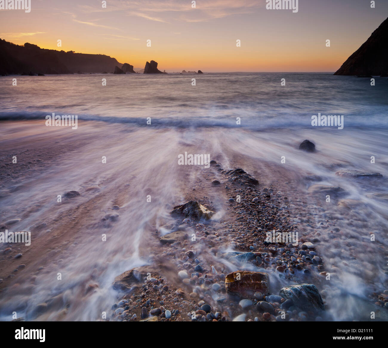 Anschwellen der Wellen am Playa del Silencio, Cudillero, Asturien, grüne Spanien, Spanien Stockfoto