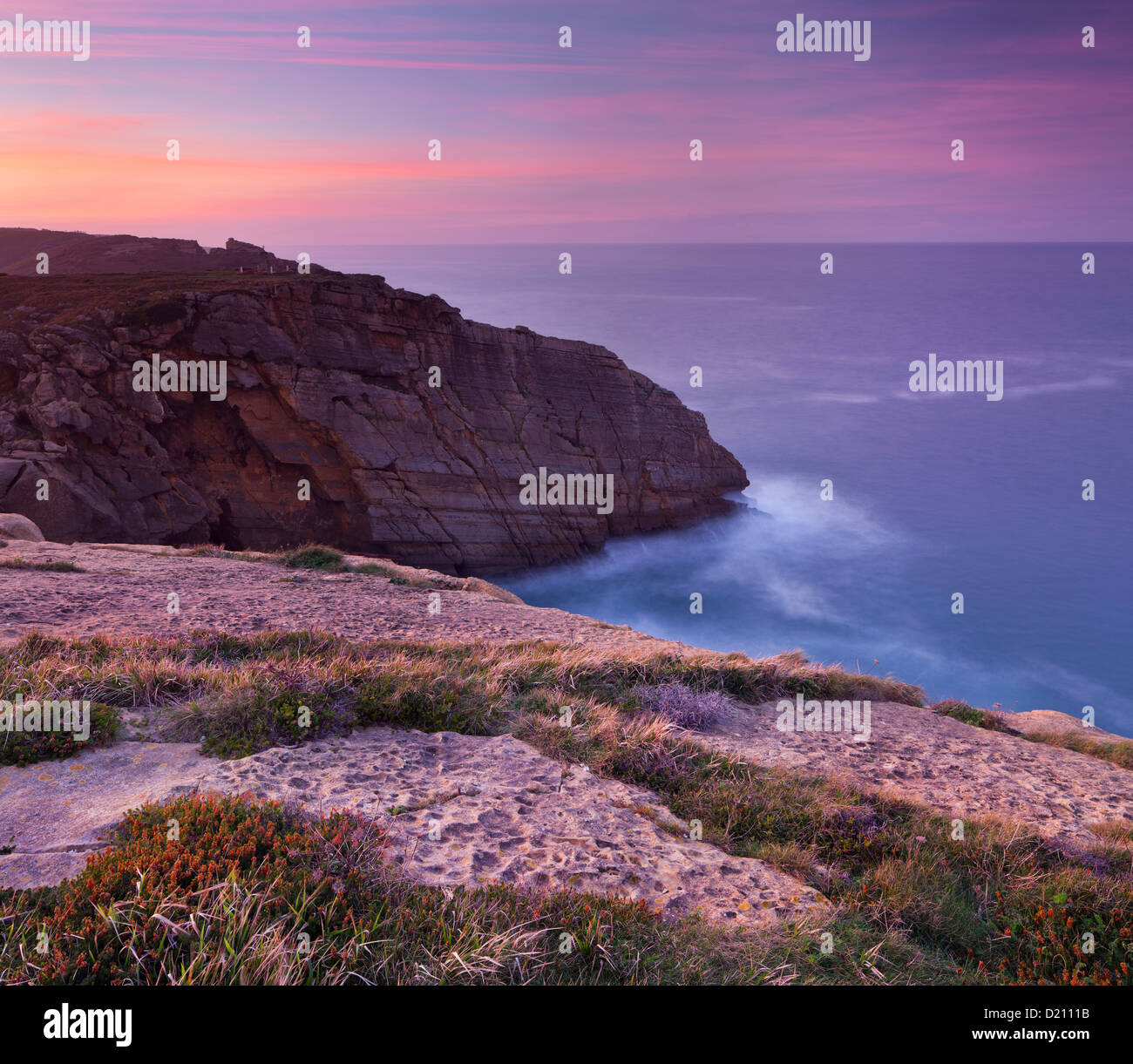 Kliffküste im Zwielicht, Santander, Kantabrien, Spanien Stockfoto