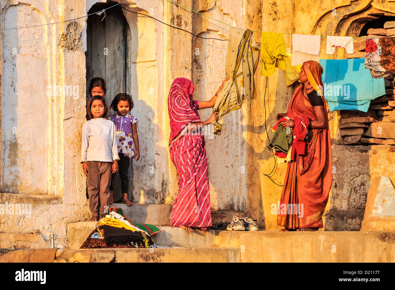 Indische Frauen Wäsche zum Trocknen aufhängen. Stockfoto