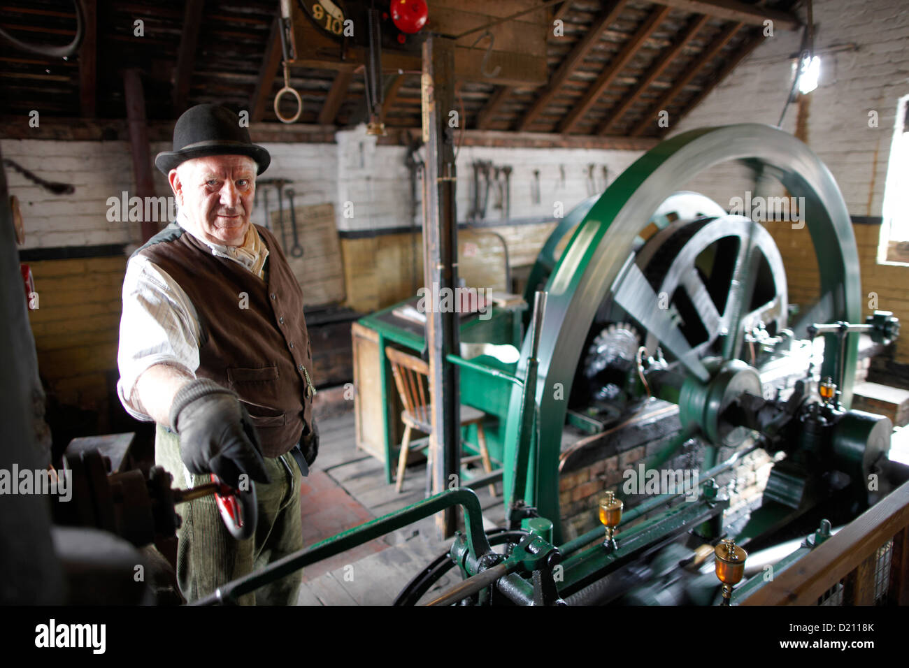 Freiwilligen erklärt Steampowered Schwungrad für Besucher, The Iron Gorge Museen, Blists Hill viktorianischen Stadt, Ironbridge Gorge, Telf Stockfoto