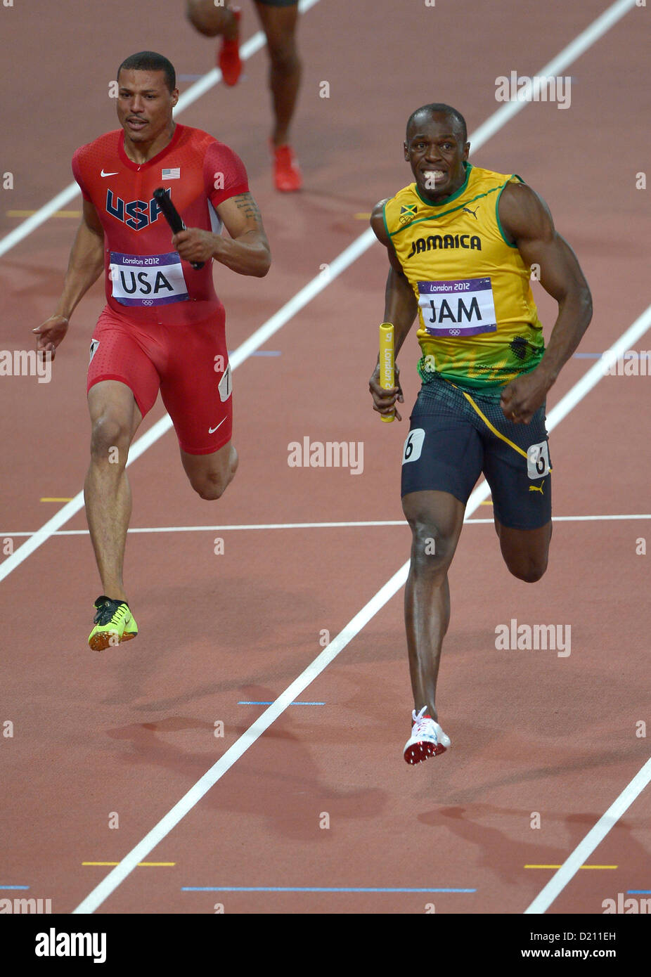 Jamaikas Usain Bolt (rechts) kämpft sie mit USAs Ryan Bailey. Leichtathletik Stockfoto