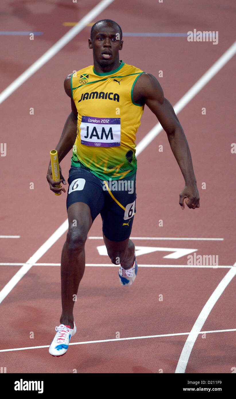 Jamaikas Usain Bolt befasst sich mit der Anzeigetafel, als er die Linie überquert. Leichtathletik Stockfoto