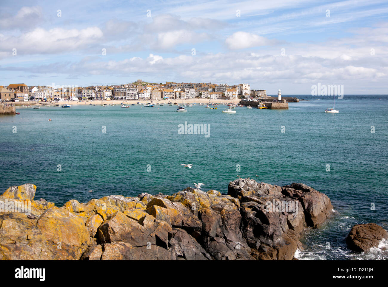 St Ives Hafen mit Felsen an einem sonnigen Sommermorgen mit der Flut in. Cornwall UK Stockfoto
