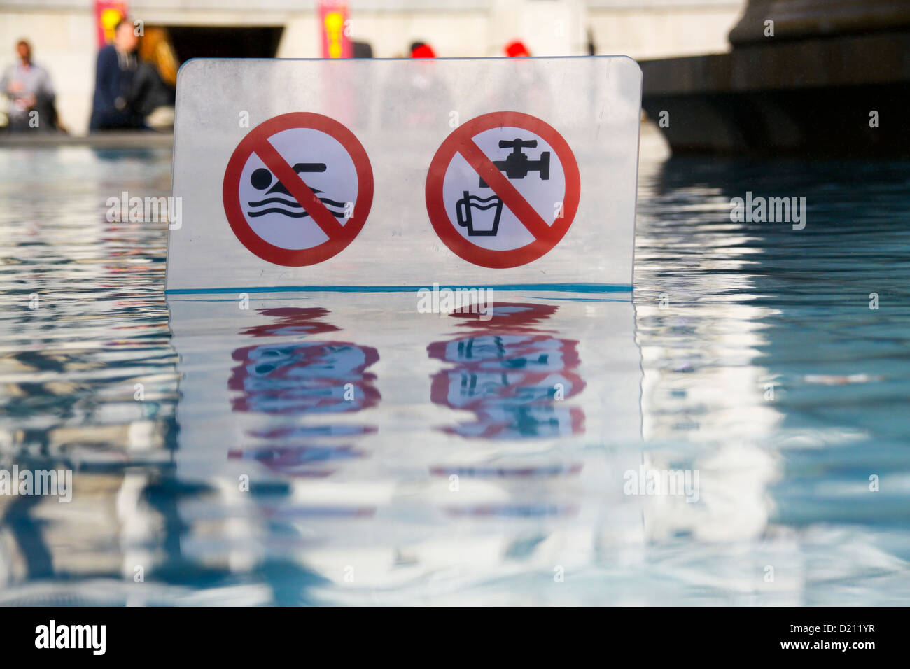 Kein Schwimmen keine trinken Anzeichen im Brunnen Trafalgar Square in London Stockfoto