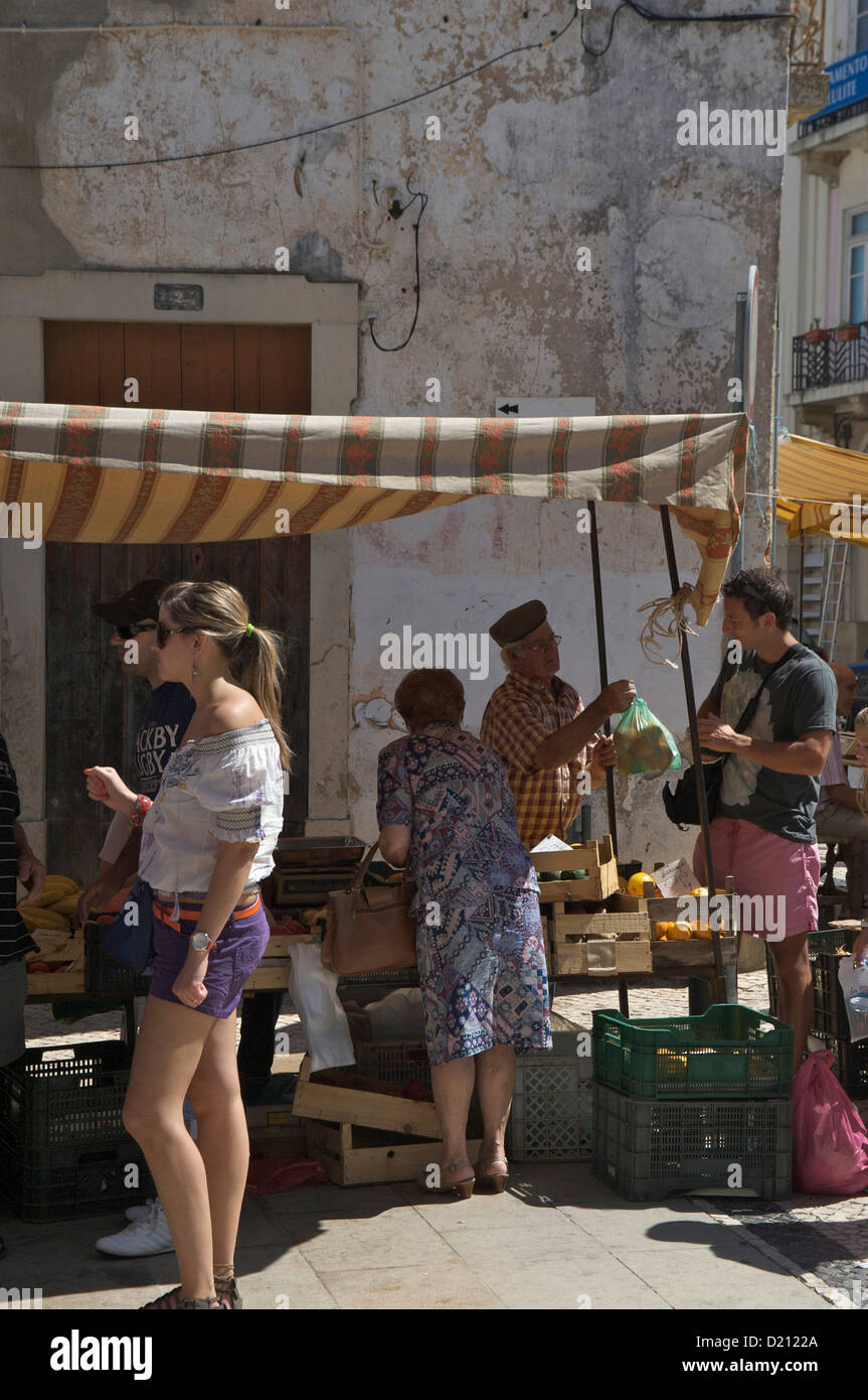 Menschen auf dem Markt in Loulé, in der Nähe der Praça da Republica, Algarve, Portugal, Europa Stockfoto