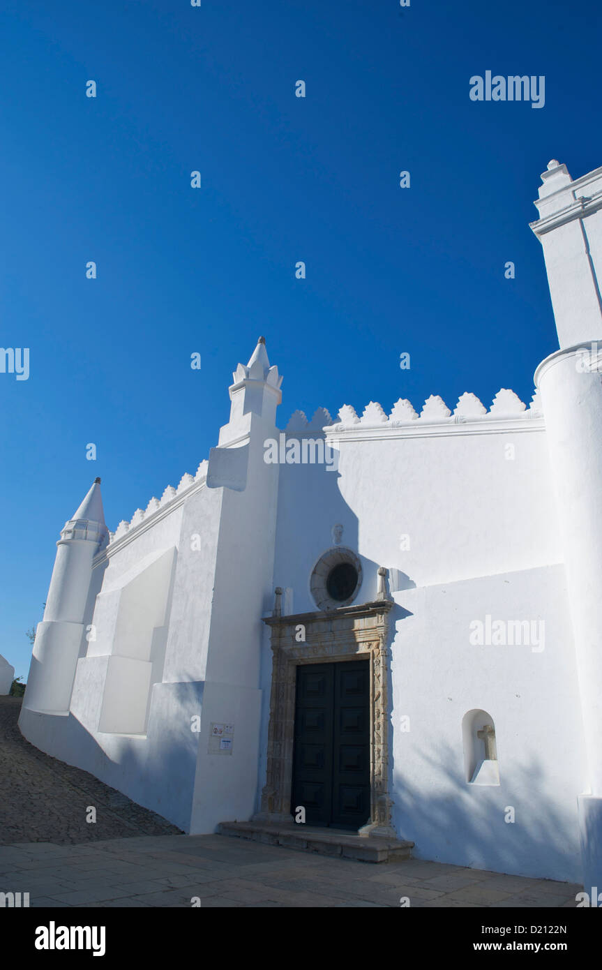 Ehemalige Moschee und die heutige Kirche in Mértola, Alentejo, nördlich der Algarve, Portugal, Europa Stockfoto