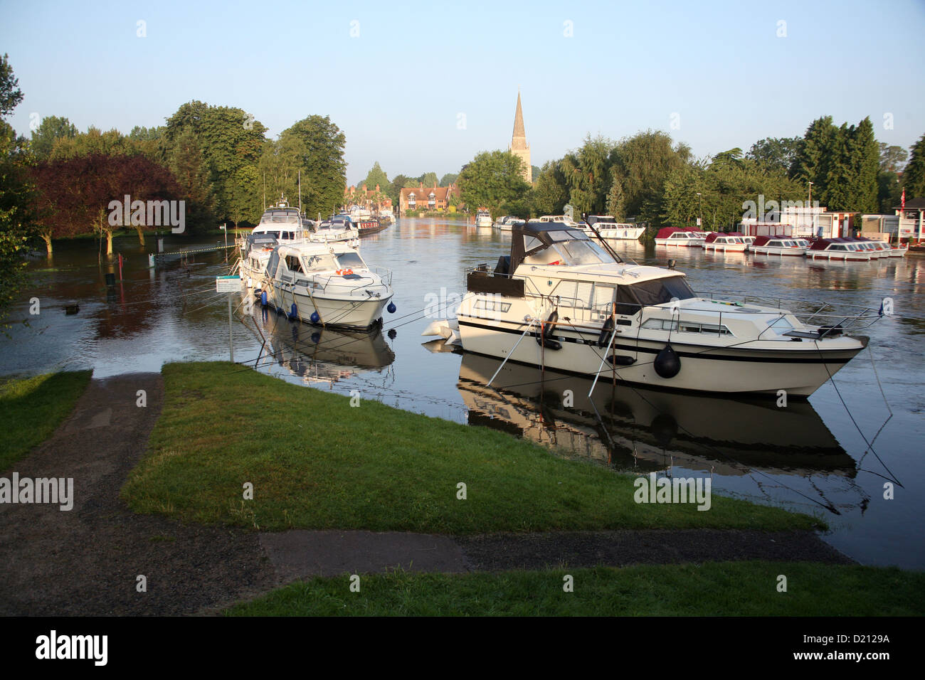 Themse Abingdon, Oxfordshire, England Juli 2007 Überschwemmungen gestrandet Boote auf Flut Fußweg. Stockfoto