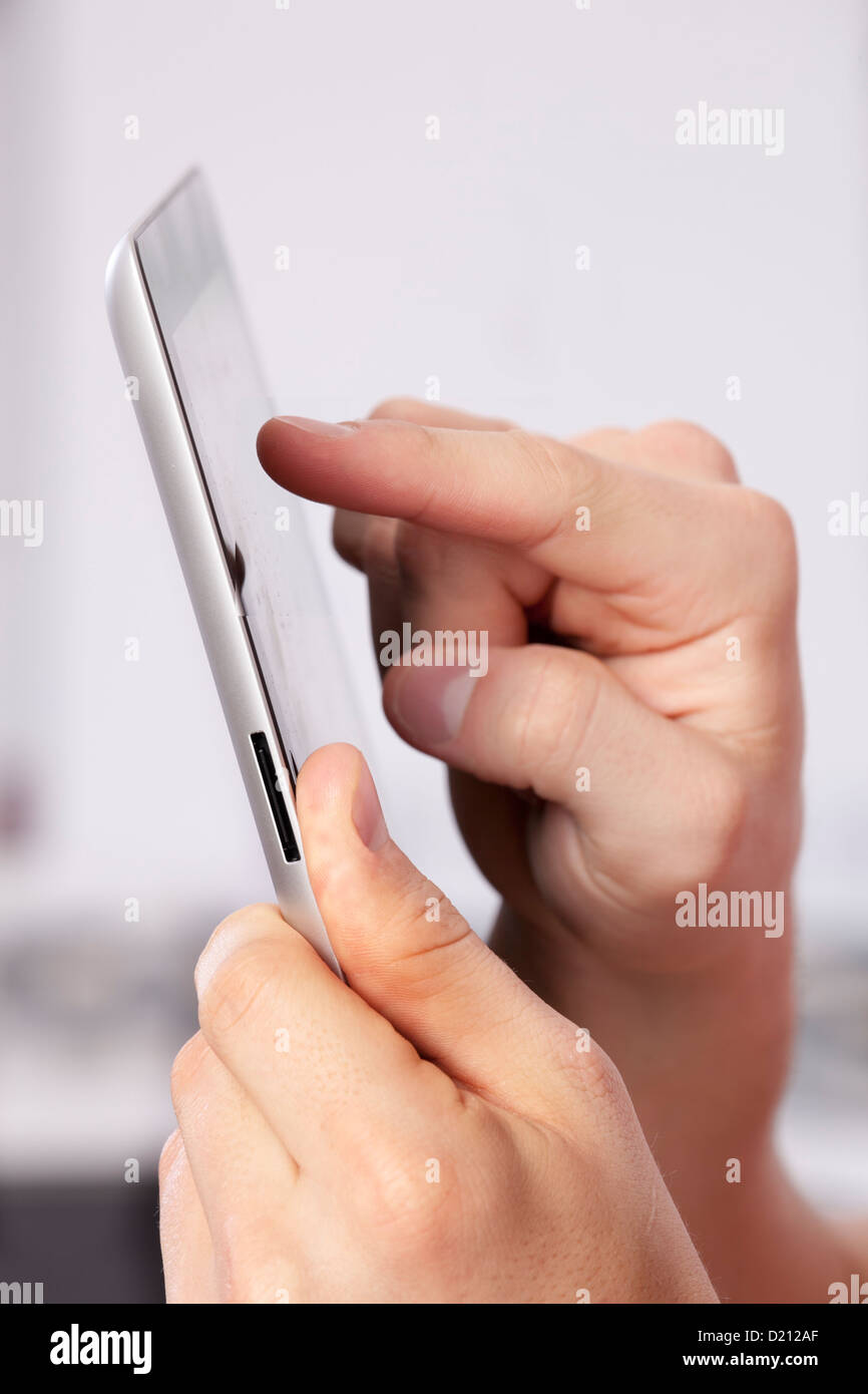 Digitalen tablet - männliche Hände, Finger zeigt. Apps-Wifi-Seite Stockfoto