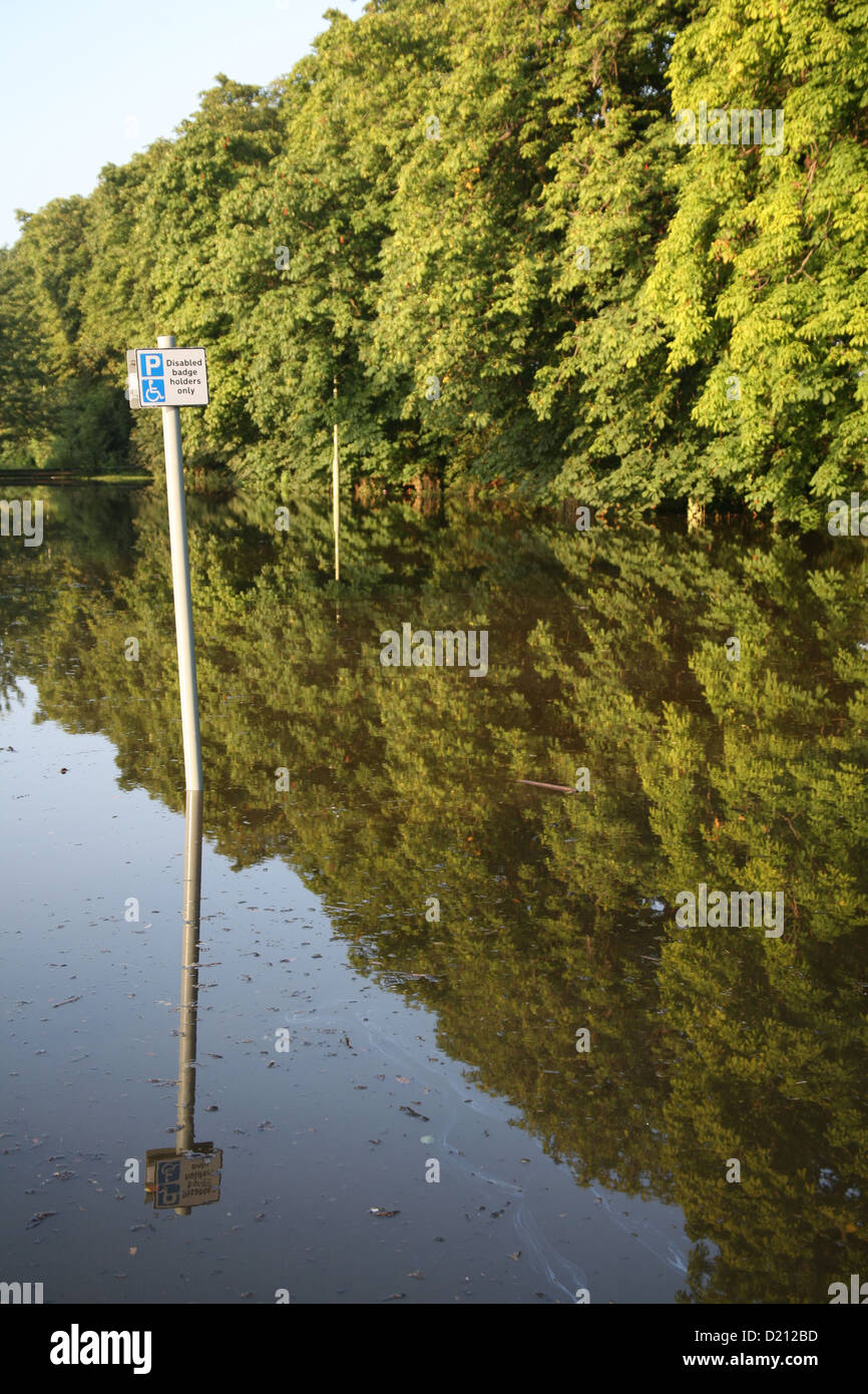 Themse Überschwemmungen Abingdon Oxfordshire Juli 2007, überfluteten Parkplatz. Wasser für einen Behindertenparkplatz Bay und Zeichen. Stockfoto