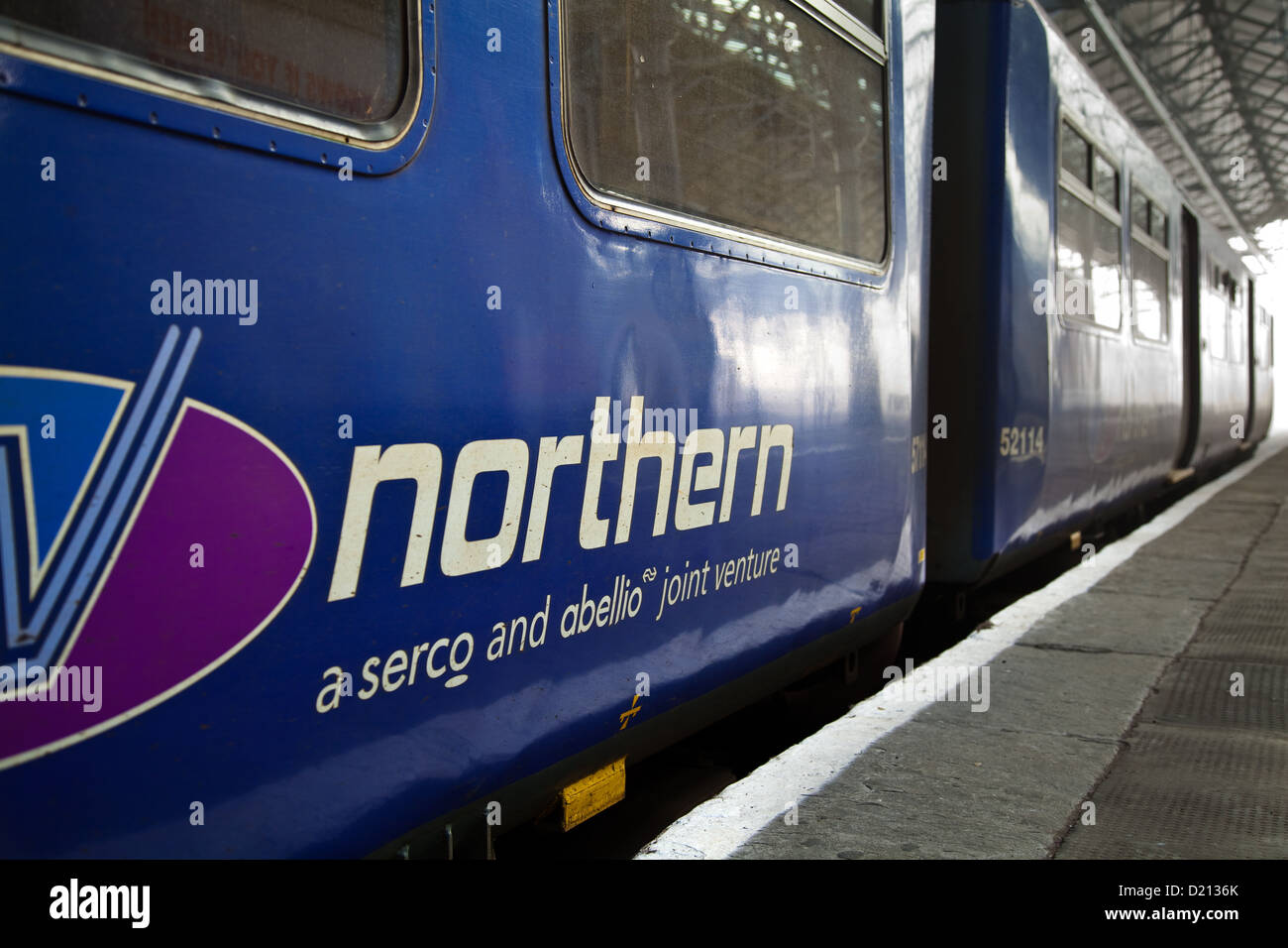 Nördlichen Bahn Wagen  Fog und Nebel in Southport Eisenbahn Station  Northern Line Merseyrail Netzwerk Merseyside, UK Stockfoto