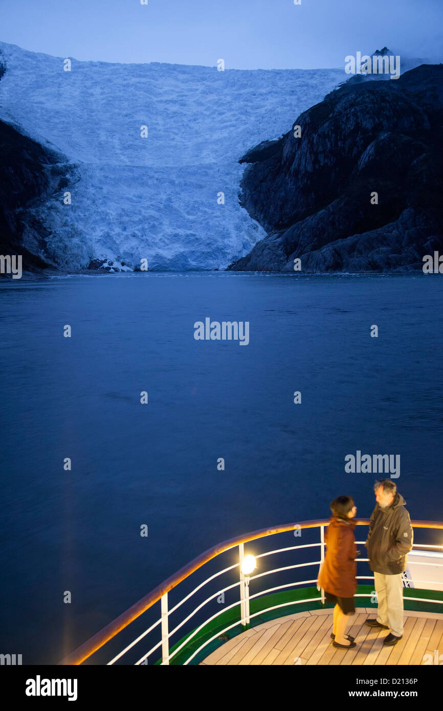 Paar auf Deck des Kreuzfahrtschiffes MS Deutschland, Reederei Peter Deilmann, in der Nähe von Terminal des italienischen Gletscher, chilenische Fjorde, Magalla Stockfoto