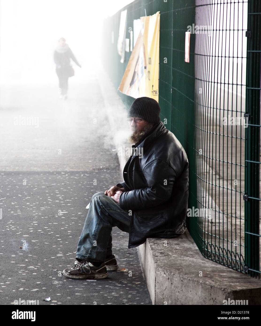 Obdachlose verarmte Menschen Menschen, die Bettler passieren, obdachlose Menschen, die auf der Straße leben, auf der Tür leben, schlafen, Armut, Arbeitslosigkeit in Southport, UK Stockfoto