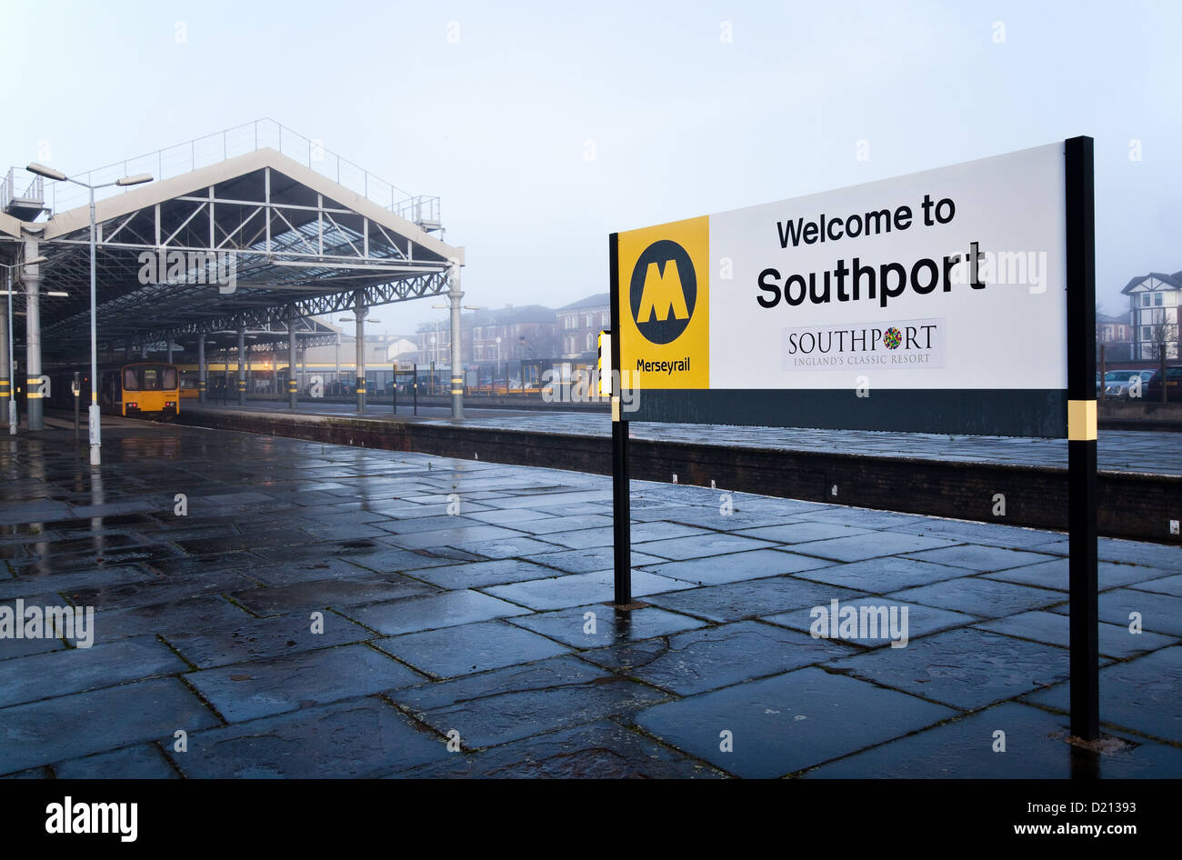 Einladende Bekanntmachung  Fog und Nebel bei Southport Eisenbahn Station  Northern Line Merseyrail Network Merseyside, UK Stockfoto