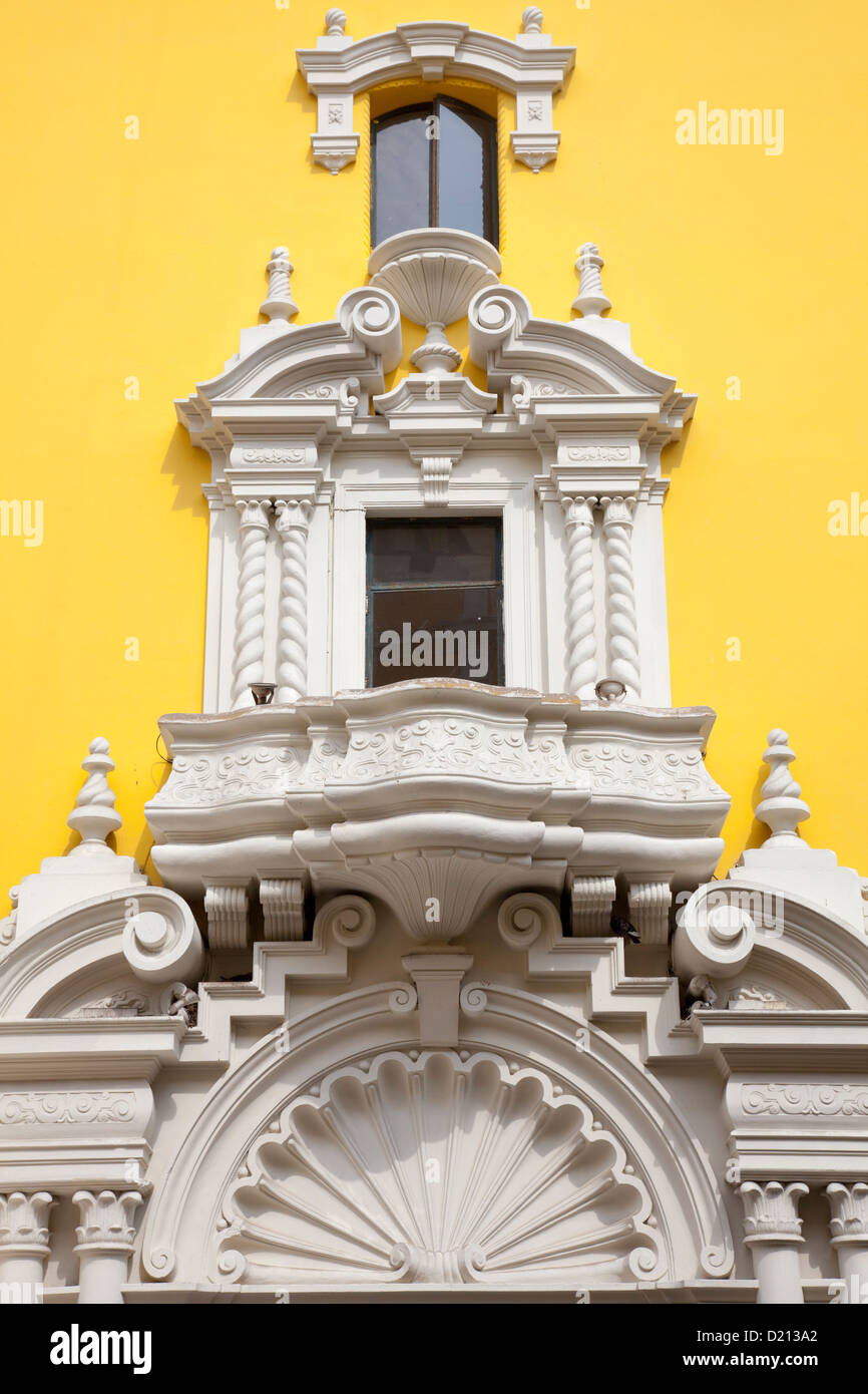 Außenseite der Gebäude am Plaza de Armas Square, Lima, Peru, Südamerika Stockfoto