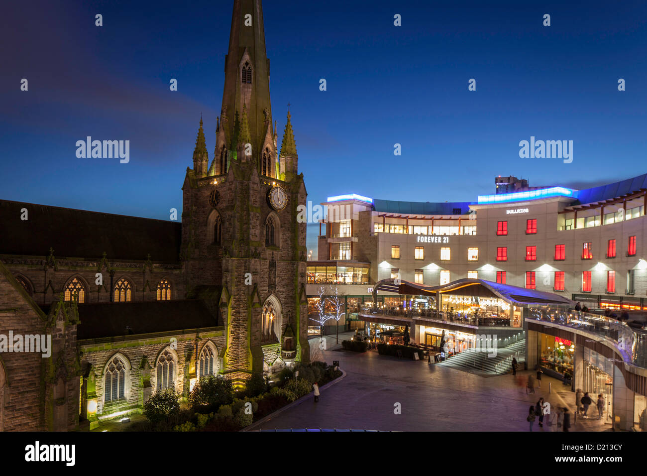 St.-Martins-Kirche in der Stierkampfarena Shoping Mitte in der Nacht, Birmingham, England UK Stockfoto