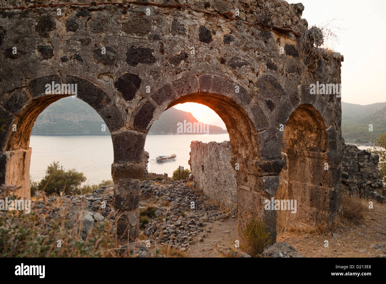 Byzantinische Kirche auf Gemiler Insel bei Sonnenuntergang, zweite Kirche, Lykische Küste, Mittelmeer, Türkei Stockfoto