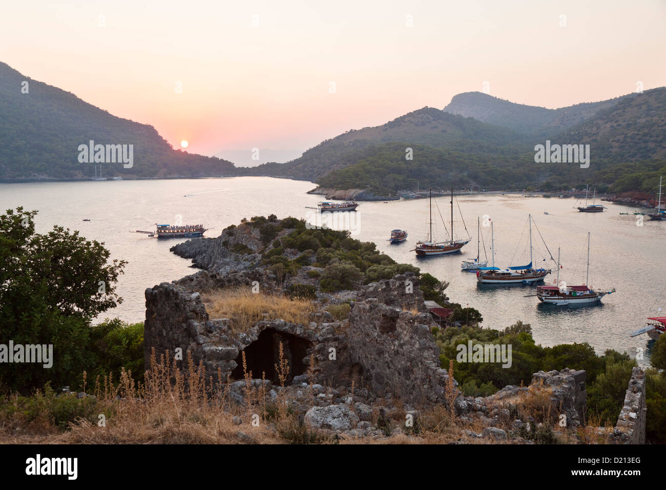Byzantinische Kirche auf Gemiler Insel am Sonnenuntergang, Lykische Küste, Mittelmeer, Türkei Stockfoto