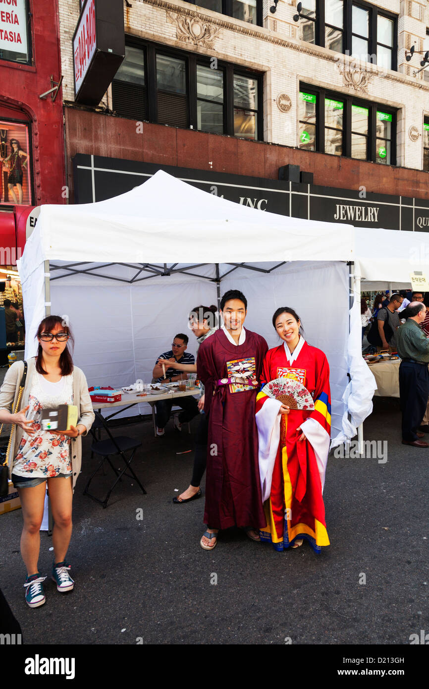 Japaner in traditioneller Kleidung Kimono am Markt in New York City, USA Stockfoto