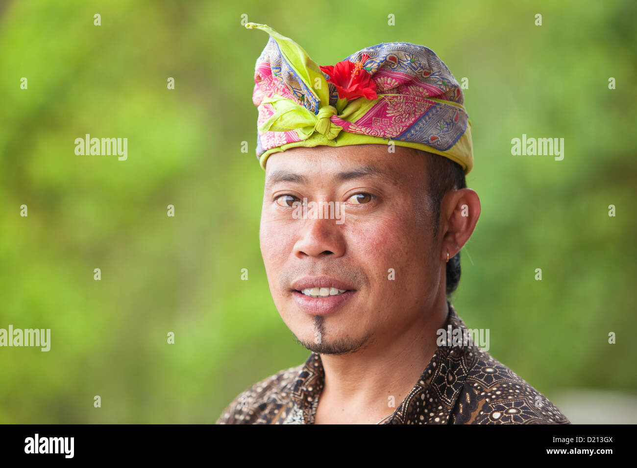 BALI - 2 FEBRUAR. Balinesische Mann mit bunten Udeng auf Kopf auf 2. Februar 2012 in Bali, Indonesien. Stockfoto